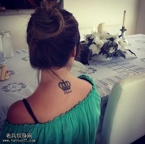 脖部皇冠纹身图案