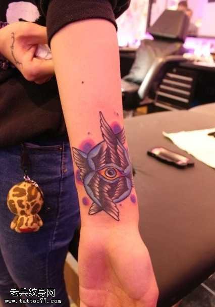 手臂翅膀眼睛纹身图案