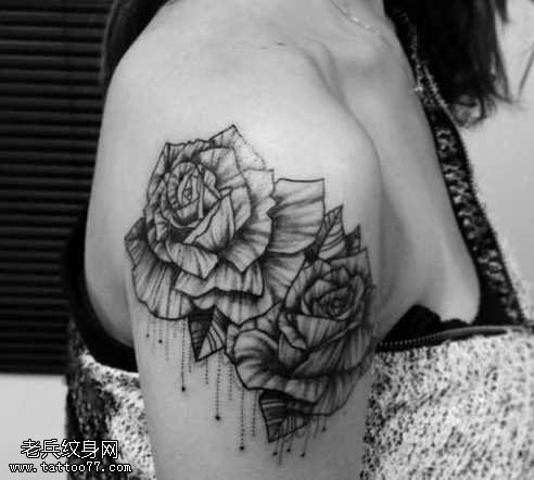 胳膊黑灰玫瑰纹身图案