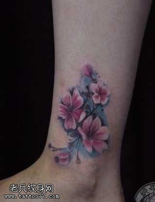 腿部精美的彩色樱花纹身图案