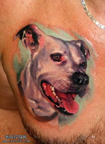 胸部狗纹身图案
