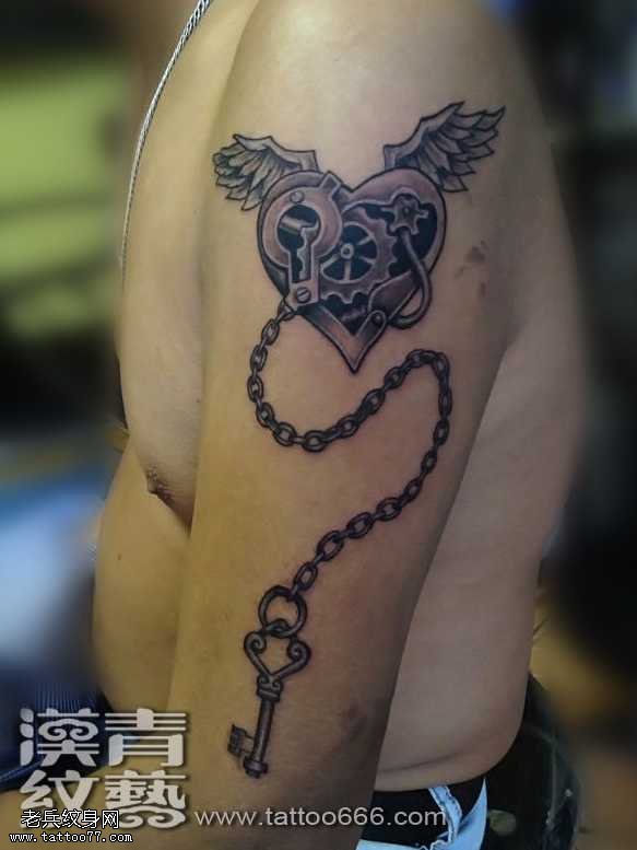 胳膊心锁纹身图案