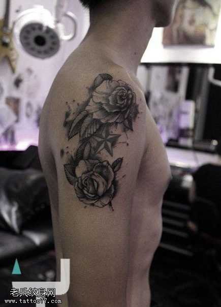 胳膊黑灰玫瑰纹身图案