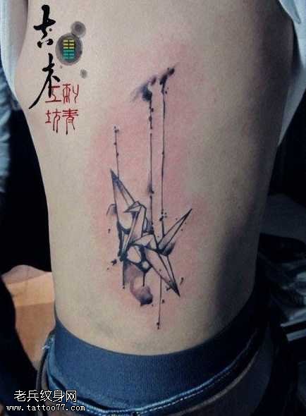 腰部一幅简单的纸鹤纹身图案