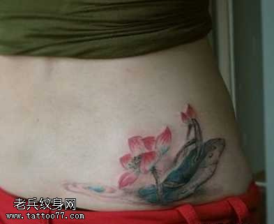 腰部精美的莲花与荷叶纹身图案