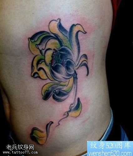 侧腰黑灰莲花纹身图案