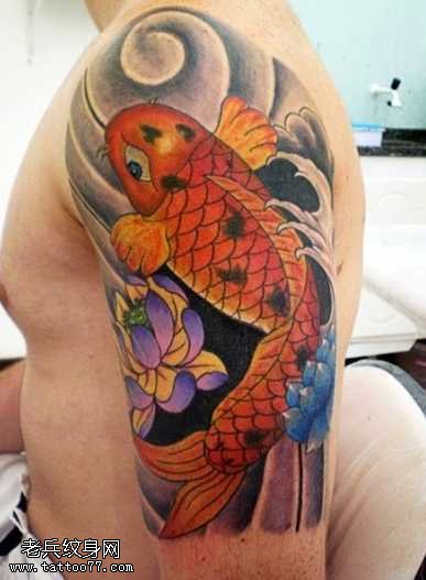 胳膊红鲤鱼纹身图案