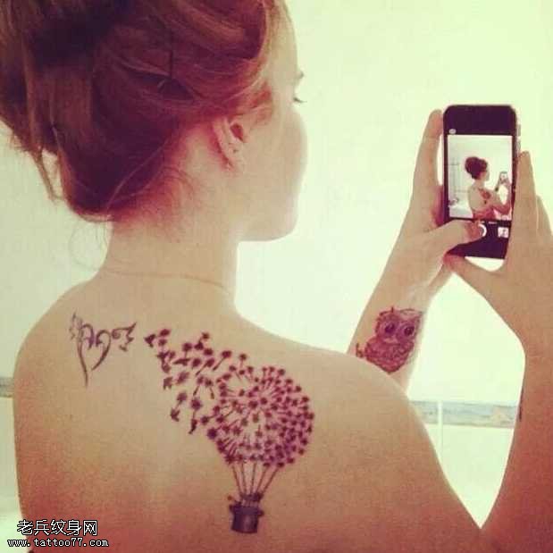 背部薄公英纹身图案