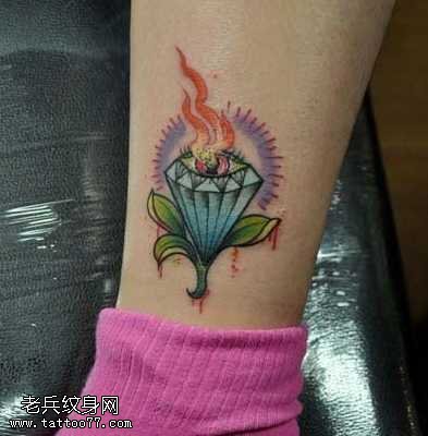 腿部钻石眼纹身图案