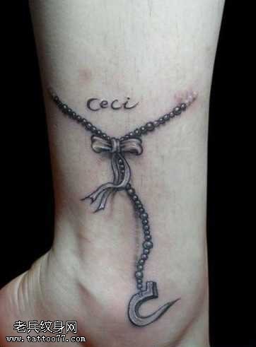 腿部蝴蝶结与吊链纹身图案
