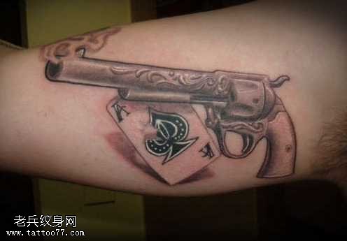 胳膊卡牌手枪纹身图案