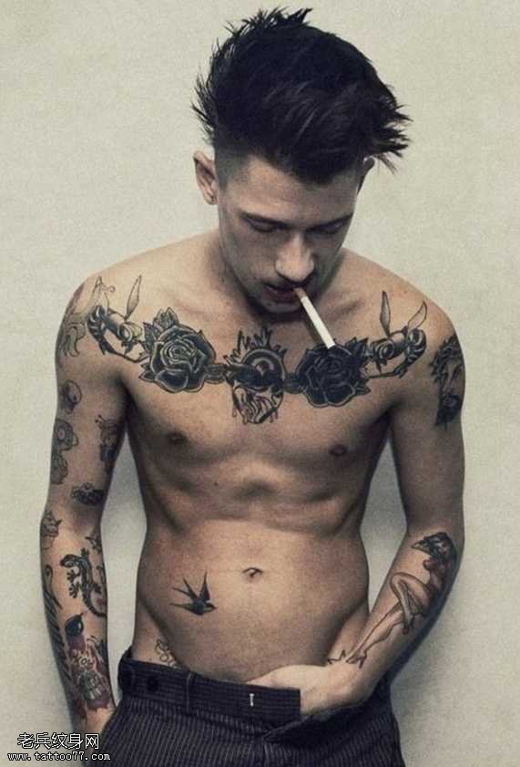 胸部黑玫瑰纹身图案