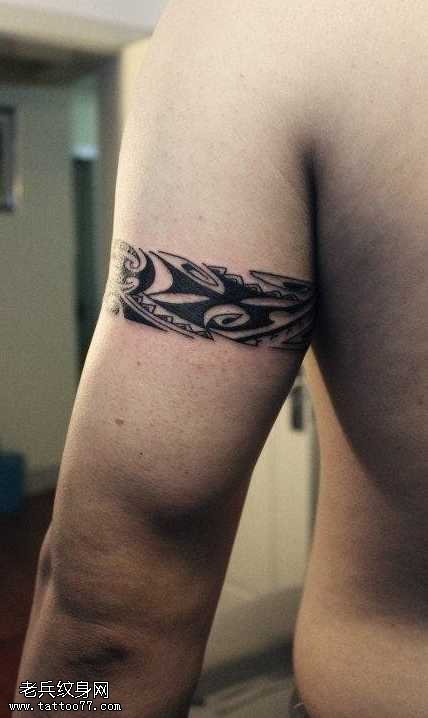 手臂时尚经典的图腾臂环纹身