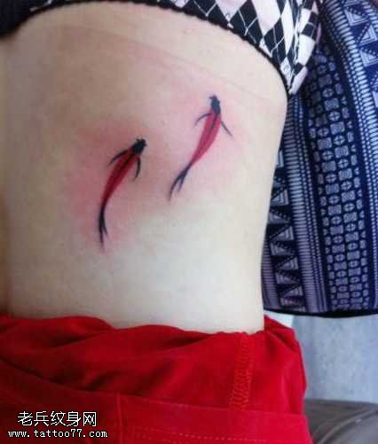 侧腰水墨画小鲤鱼纹身图案