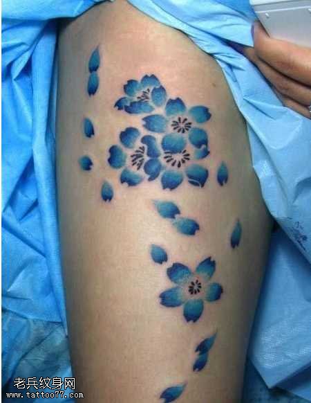 腿部好看的樱花纹身图案