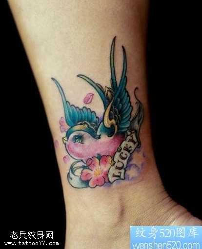 腿部小燕子纹身图案