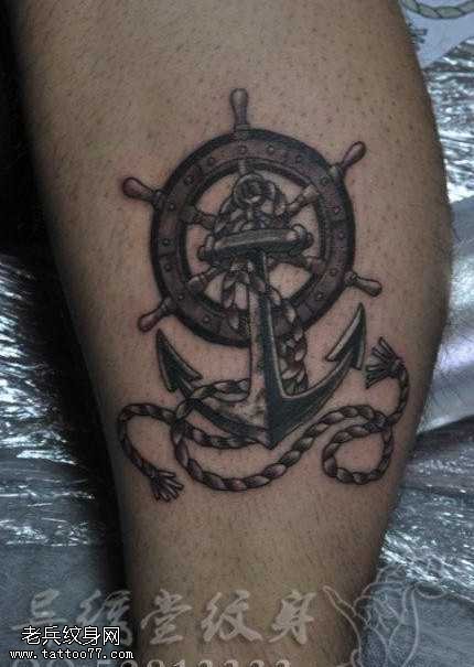 腿部精美的船锚纹身图案