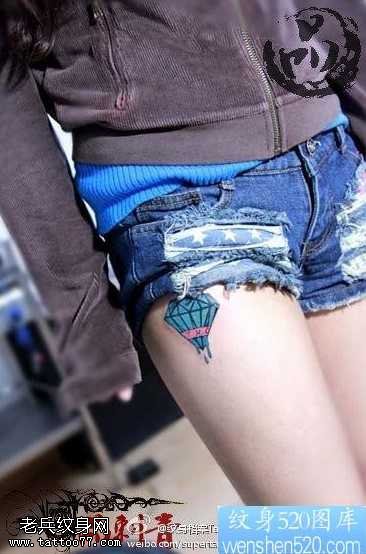 腿部潮流流行的钻石纹身图案