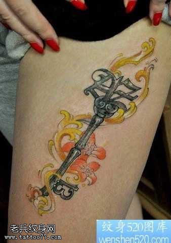 腿部钥匙纹身图案