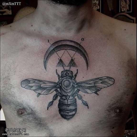 胸部飞蛾纹身图案