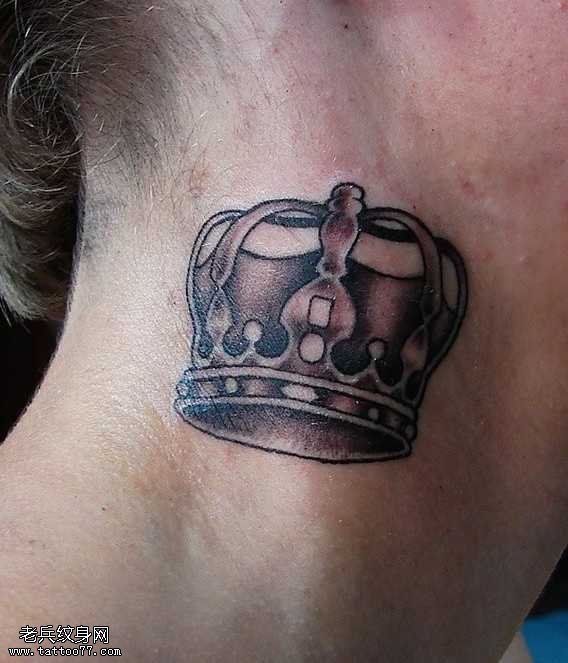 脖部皇冠纹身图案