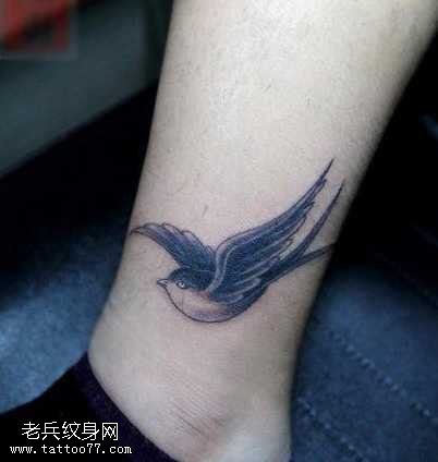 腿部小燕子纹身图案