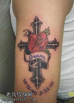 胳膊玫瑰十字架纹身图案