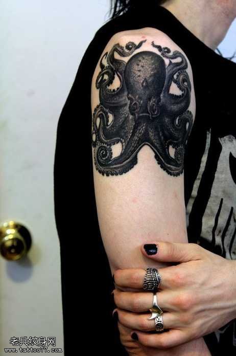 胳膊章鱼纹身图案