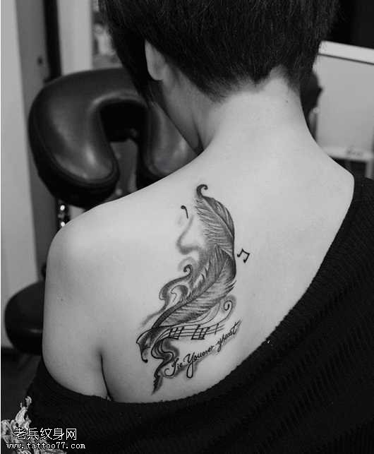 背部羽毛音符纹身图案