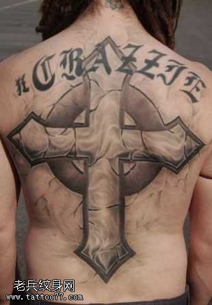 背部经典的十字架英文纹身图案
