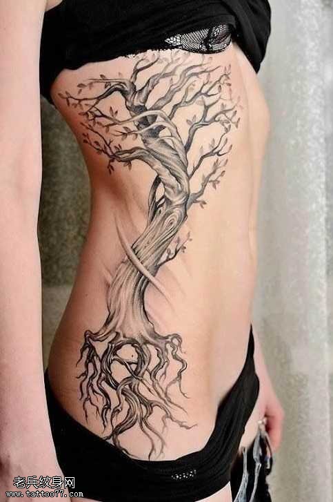 腰部黑树纹身图案