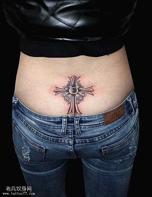 腰部十字架纹身图案