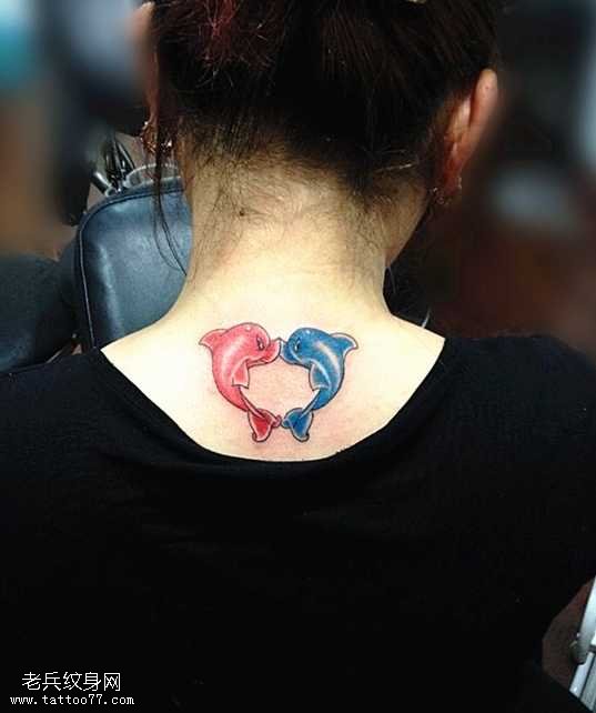 背部海豚纹身图案