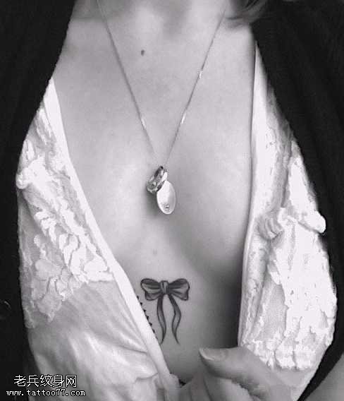 腹部蝴蝶结纹身图案
