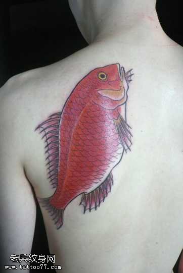 背部红鱼纹身图案