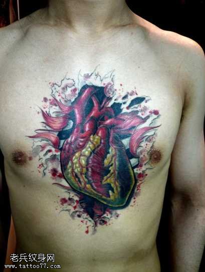 胸部心脏纹身图案