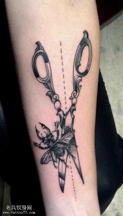 剪刀切虫纹身图案
