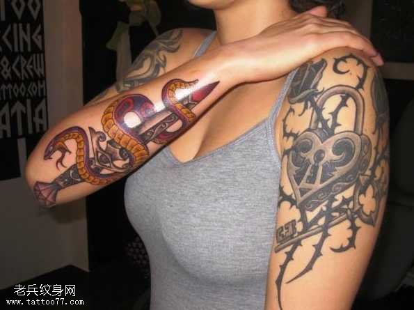 胳膊心锁刀蛇纹身图案