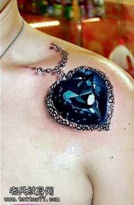 肩部蓝钻石纹身图案