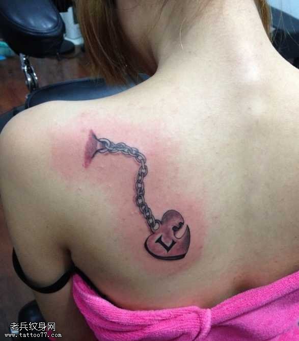 背部心锁纹身图案