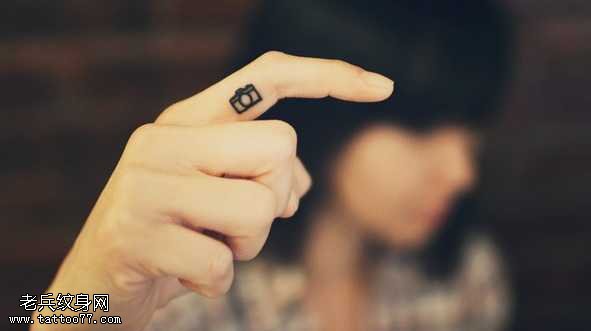 手指小清新相机纹身图案