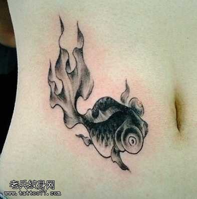 腹部黑灰鱼纹身图案