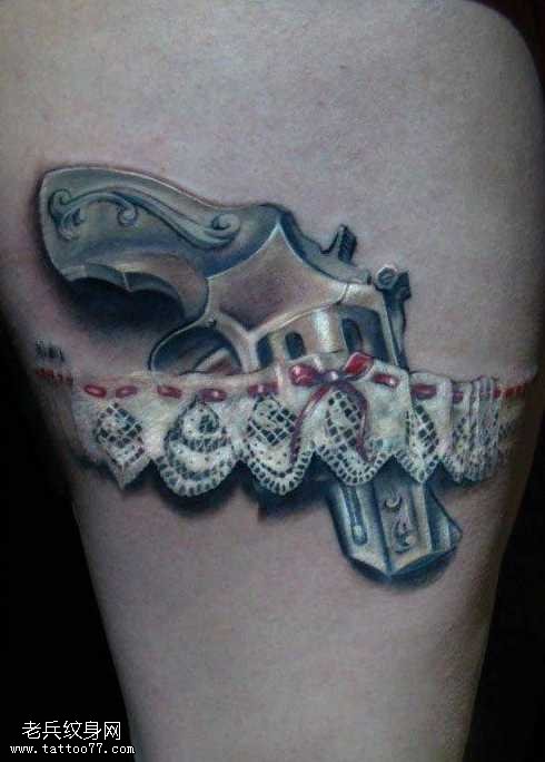 腿部精美蕾丝手枪纹身图案
