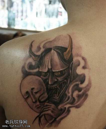 肩部非常个性的般若纹身图案