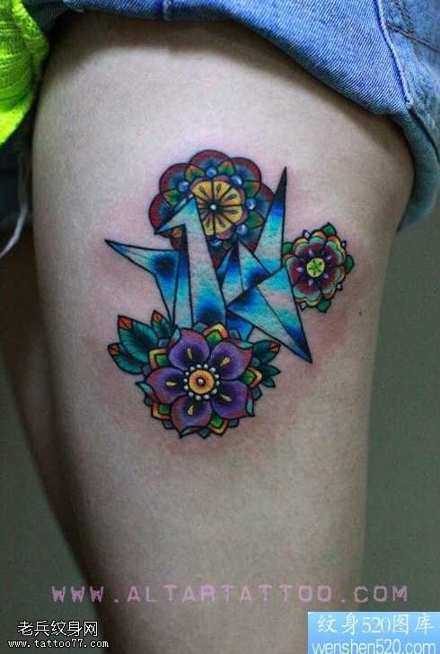 腿部漂亮的彩色千纸鹤纹身图案