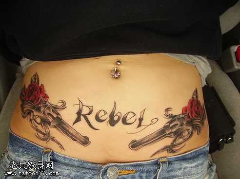 腹部手枪玫瑰纹身图案