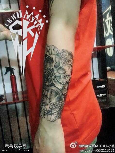 手臂骷髅闹钟纹身图案