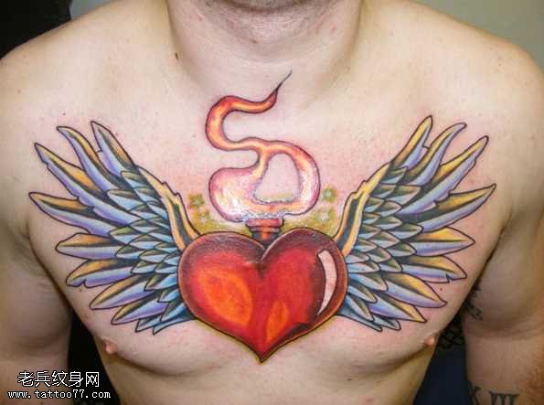 胸部心翅膀纹身图案