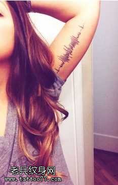 胳膊心电图纹身图案