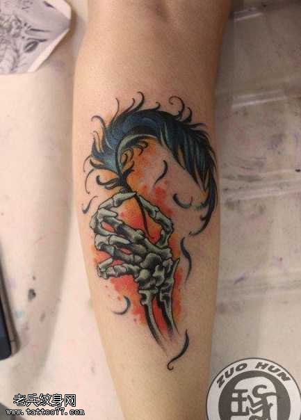 腿部唯美的骷髅手与羽毛纹身图案